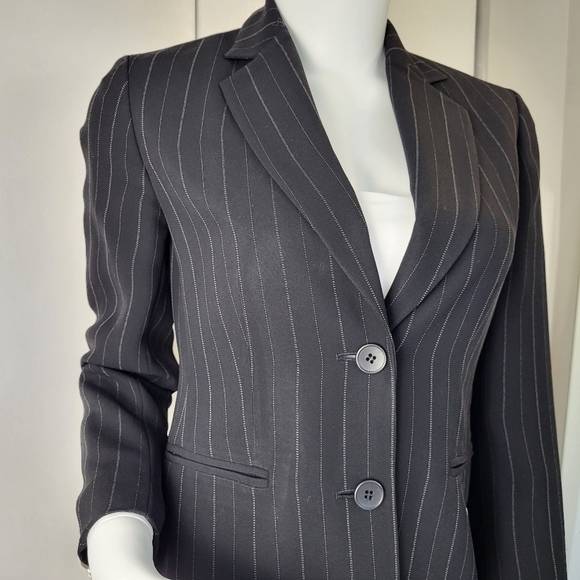 Anne Taylor Loft petite black+white pinstripe waist length blazer Size 0 - Picture 5 of 15